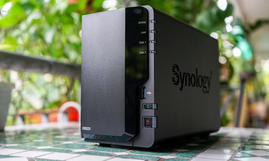 Khay ổ đĩa v&agrave; thiết kế mặt trước Synology DS223