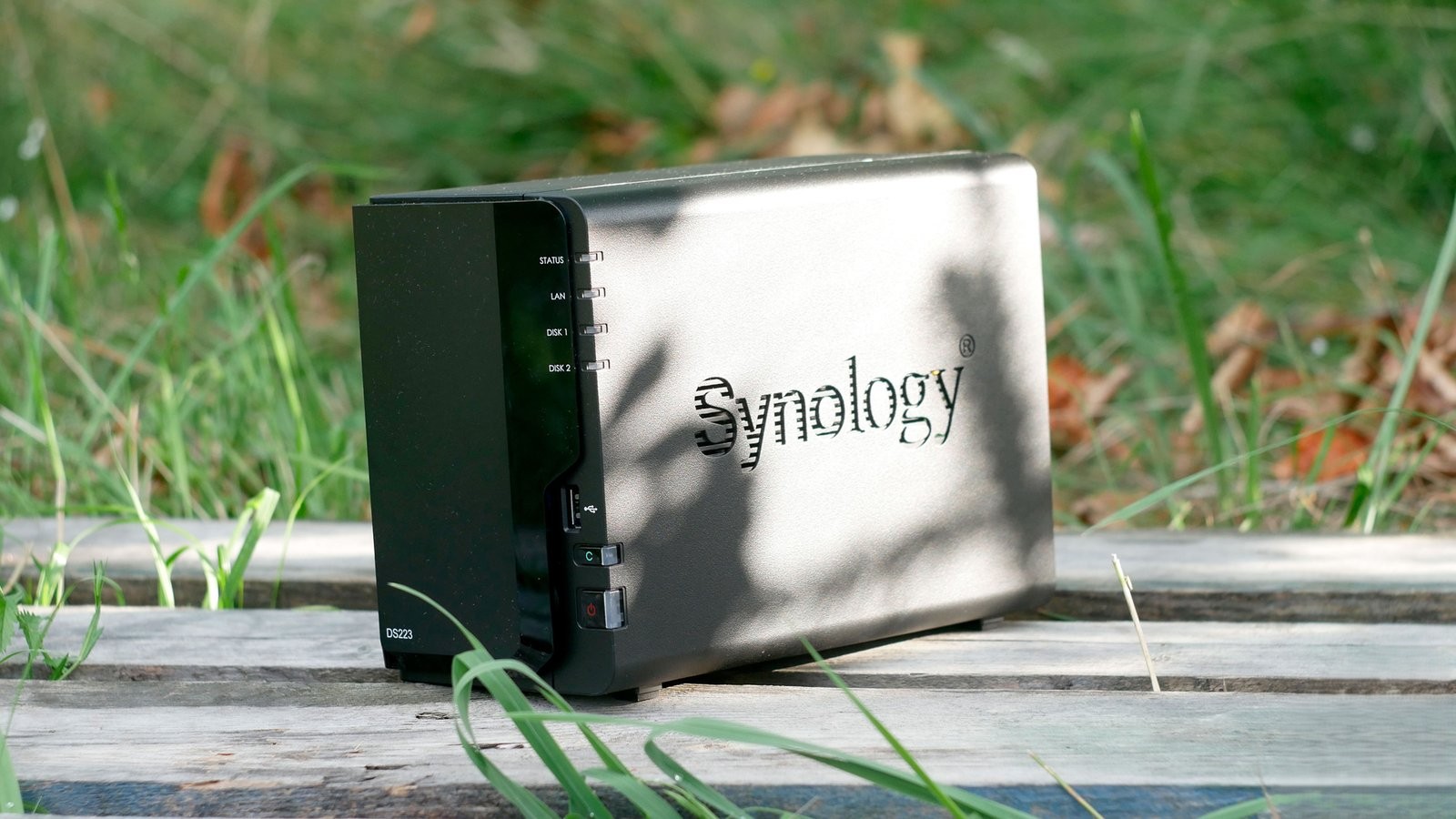 Cổng kết nối mặt sau v&agrave; hệ điều h&agrave;nh DSM tr&ecirc;n Synology DS223